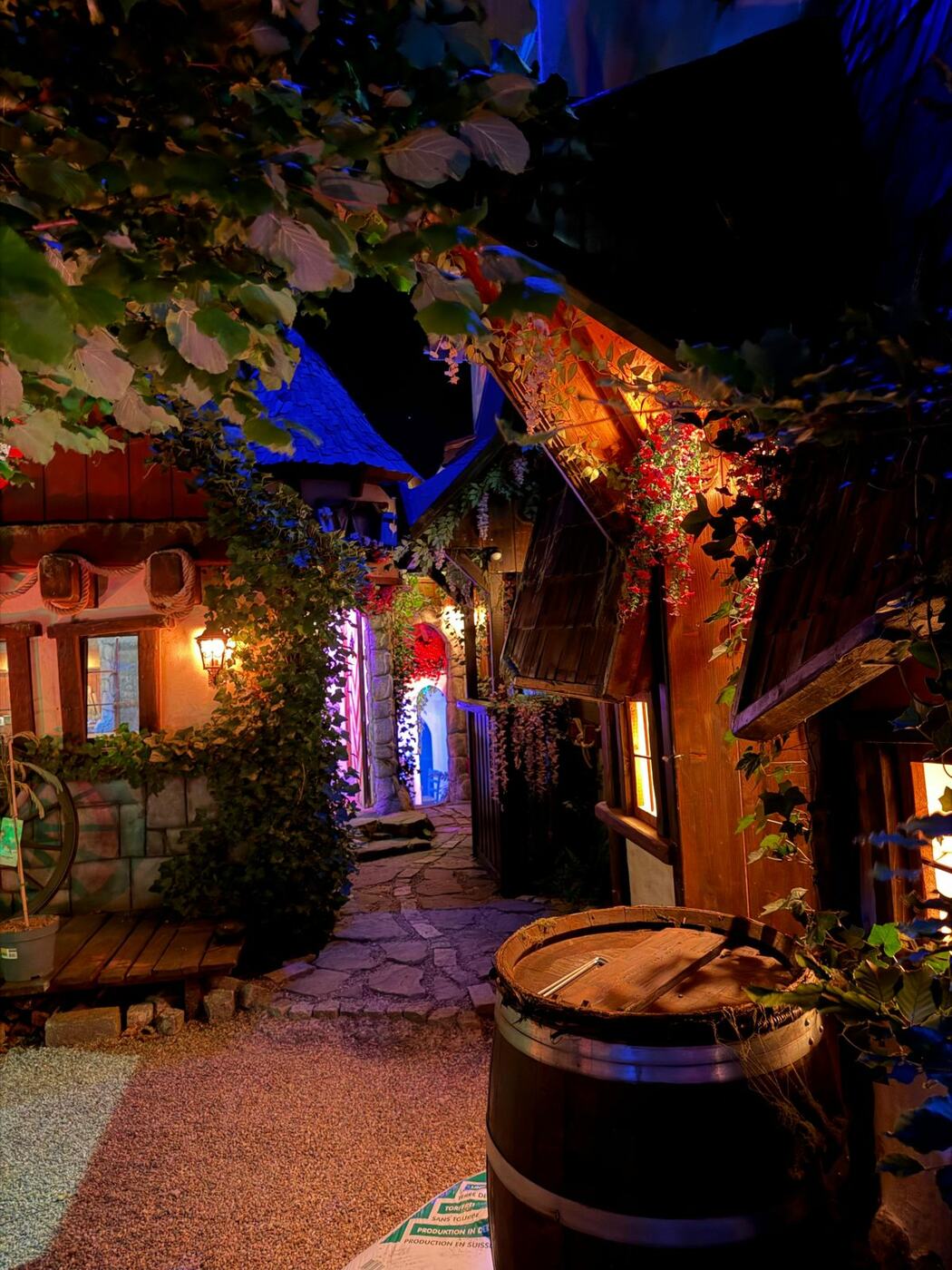 Märchendorf-Gasse mit Laternen
